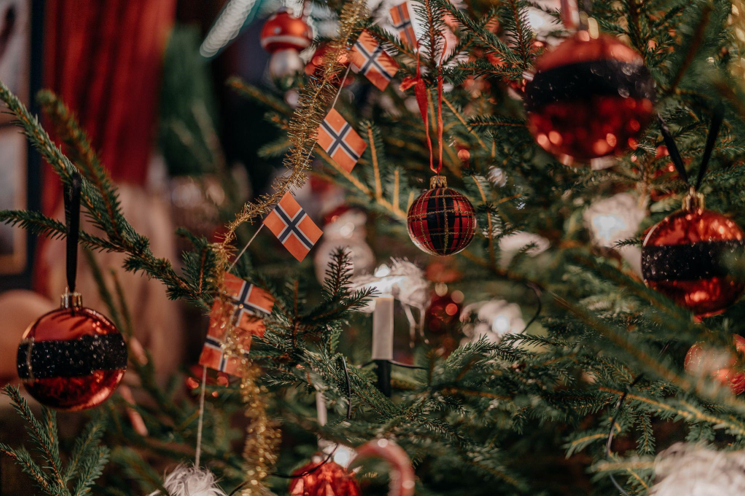 Artificial Christmas Wreaths: A Timeless Wedding Decoration
